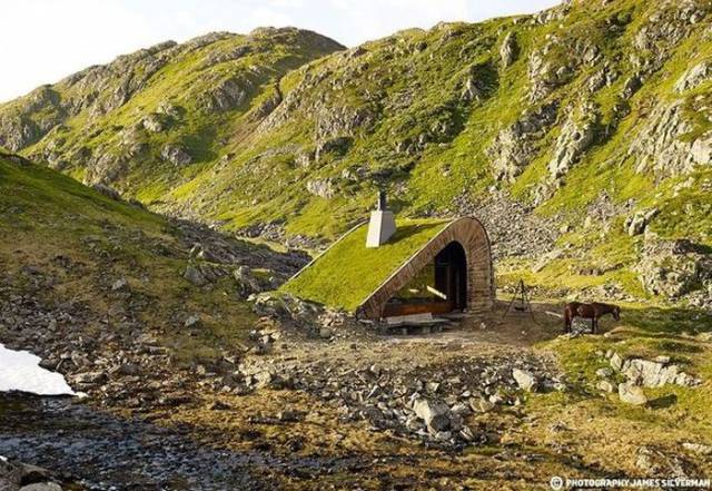 Norwegian Hunting Lodge Goes Almost Unnoticed Amid Breathtaking Landscapes
