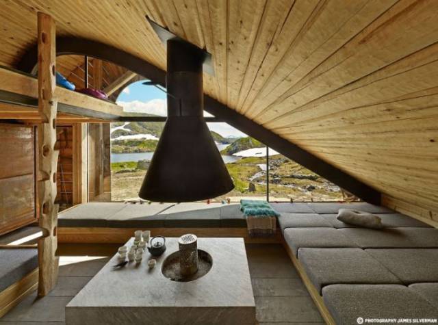 Norwegian Hunting Lodge Goes Almost Unnoticed Amid Breathtaking Landscapes
