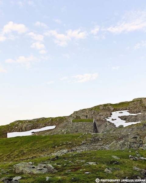 Norwegian Hunting Lodge Goes Almost Unnoticed Amid Breathtaking Landscapes