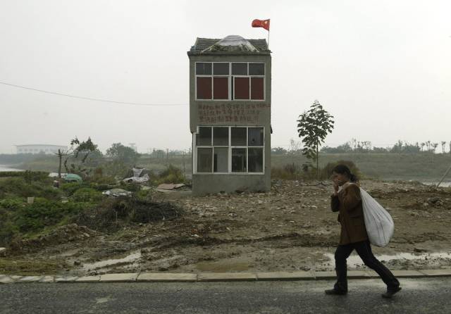 Chinese “Nail Houses” That Stay In The Way Of Progress