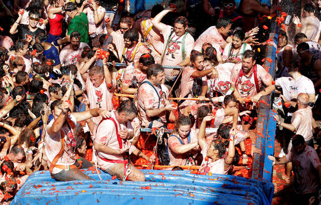 La Tomatina: Huge Tomato Fight In Spain