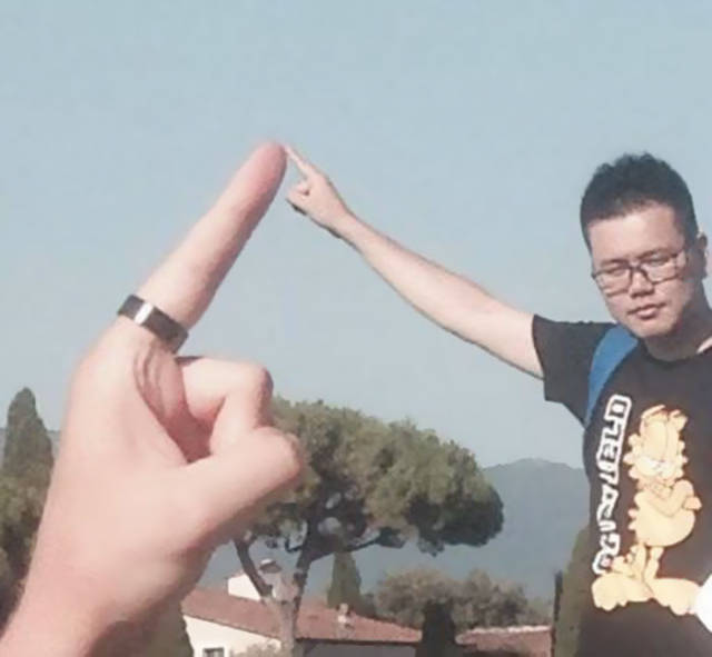 Guy Makes Amusing Photos Of Tourists Who Are Obsessed With The Leaning Tower Of Pisa