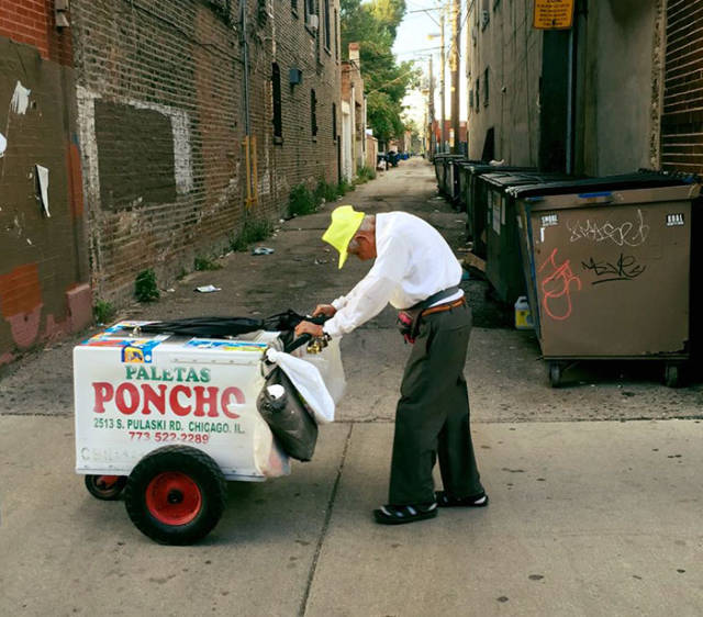 Heartwarming Story Of A 89-Year-Old Street Popsicle Seller That Touched A Lot Of People