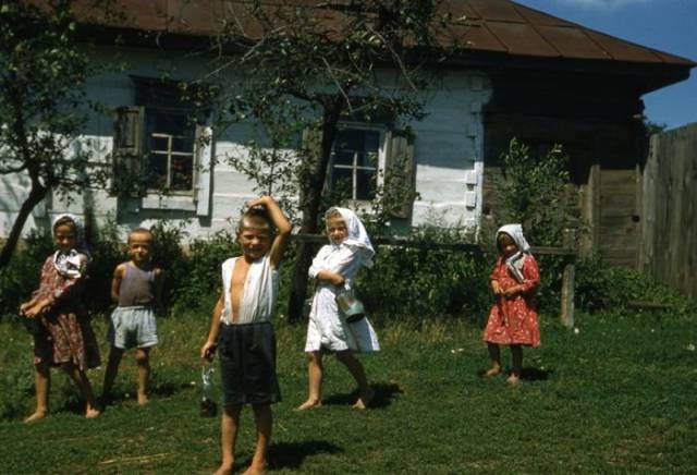 Street Photos Of Random Soviet People From Back Then