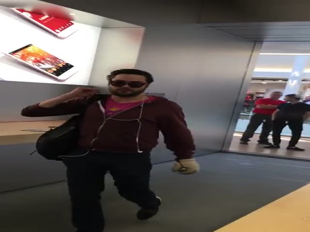 Angry Customer Comes In An iPhone Store And Casually Smashes Every iPhone He Sees There