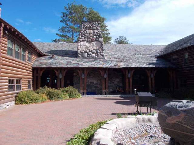 The America’s Largest Log Cabin Has A 50% Discount But Nobody Wants To Buy It