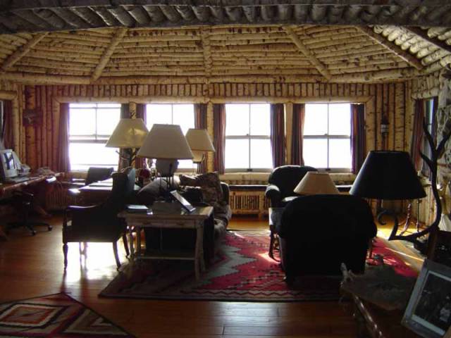 The America’s Largest Log Cabin Has A 50% Discount But Nobody Wants To Buy It