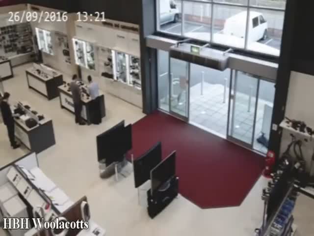 Look How 4 Flat Screen TVs Are Accidently Smashed By A Customer In A Matter Of Seconds
