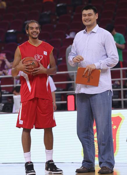 Photos Of Yao Ming Which Show How Big He Actually Is