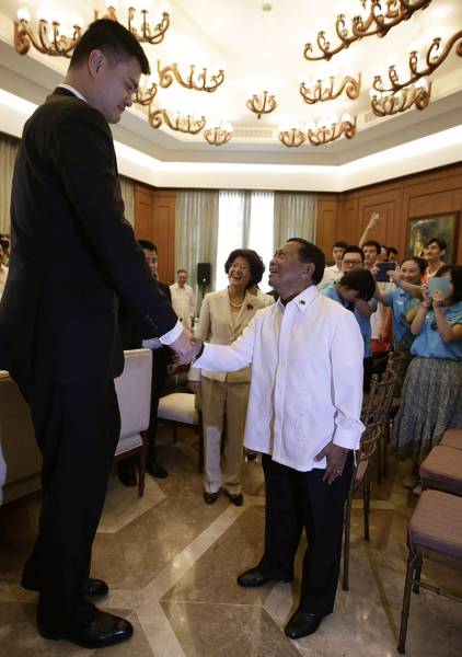 Photos Of Yao Ming Which Show How Big He Actually Is