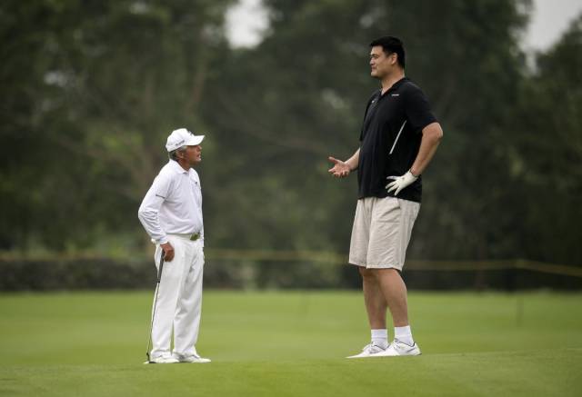 Photos Of Yao Ming Which Show How Big He Actually Is