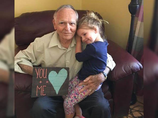 Little Girl Befriends An Elderly Man And Now She’s Like Family To Him