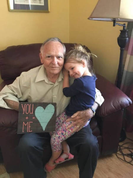 Little Girl Befriends An Elderly Man And Now She’s Like Family To Him