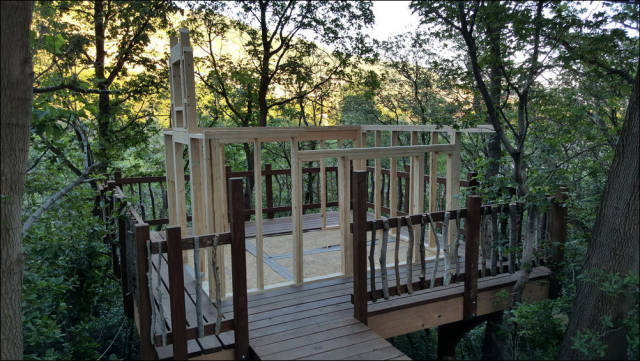 Guys Construct A Tree House For Kids And It Turned Out To Be An Awesome Build