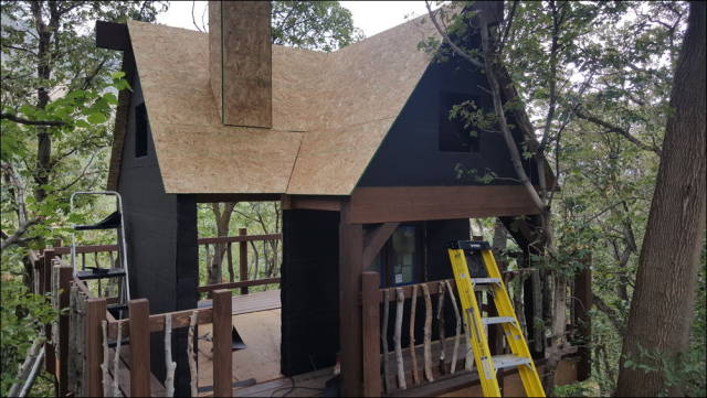 Guys Construct A Tree House For Kids And It Turned Out To Be An Awesome Build