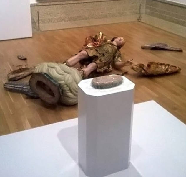 This Is Why F#Cking Selfies Should Be Banned In Museums And pretty Much Everywhere
