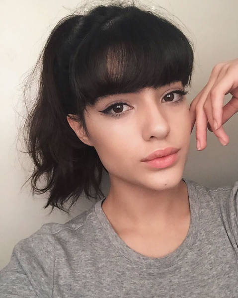 Girl Bullied For Having Extremely Think Eyebrows Lands A Massive Contract With A Modeling Agency