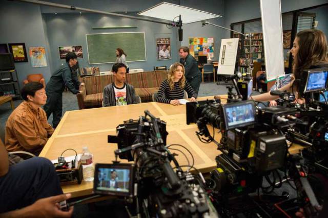 Awesome Behind The Scenes Photos From Our Favorite TV Sitcoms