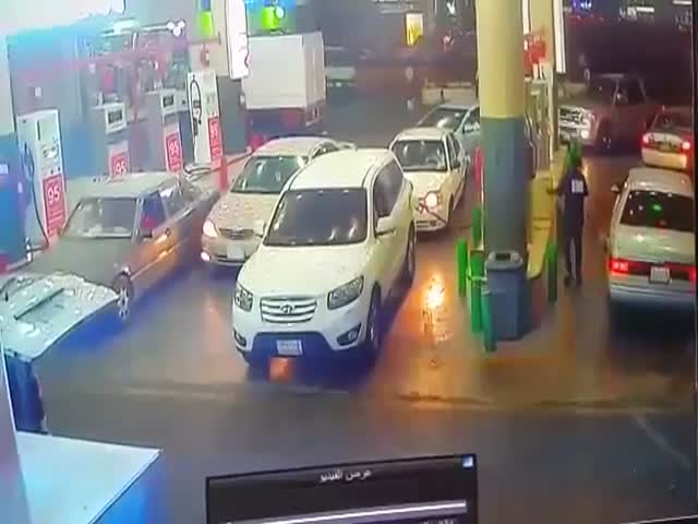 People Reacted Like Pros At A Gas Station When A Car Went On Fire