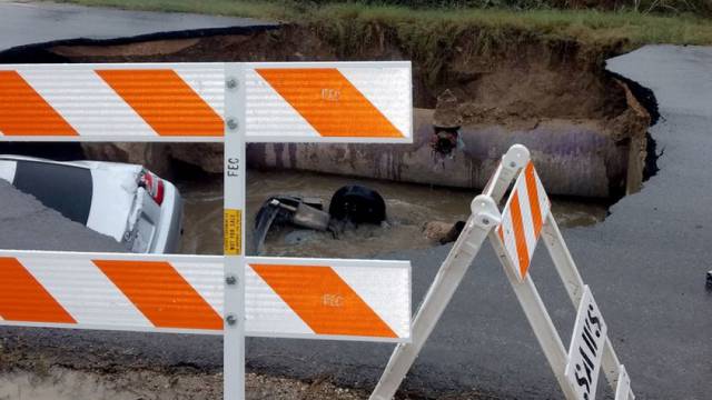 A Huge Sinkhole Was Formed In Texas Where Two Cars Sank