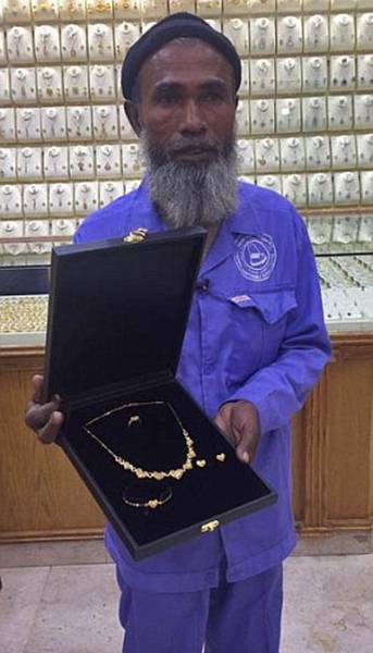 Street Cleaner Mocked For Looking At Jewelry Is Now Buried With Cool Gifts