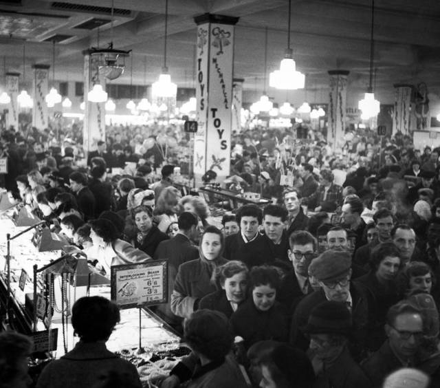 Breathtaking Pictures Of What Christmas Was Like Back In 20th Century