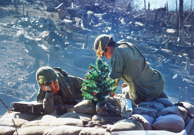 Breathtaking Pictures Of What Christmas Was Like Back In 20th Century
