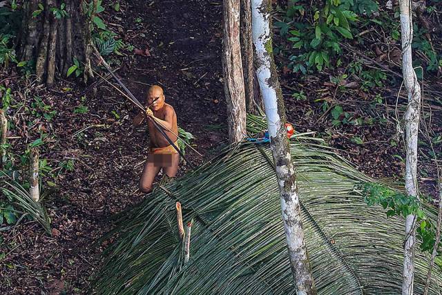 Photographer Catches A Few Shots Of An Amazonian Tribe Which Has Never Contacted With Our Civilization Before