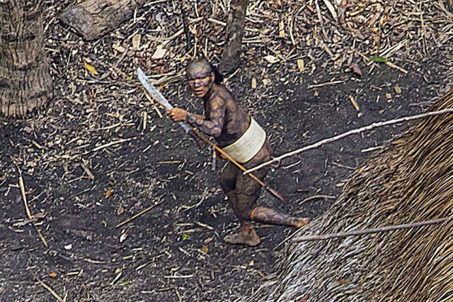 Photographer Catches A Few Shots Of An Amazonian Tribe Which Has Never Contacted With Our Civilization Before