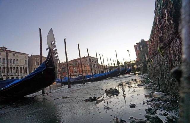 Venice Shows Its Ugly Side As Water Level Drops