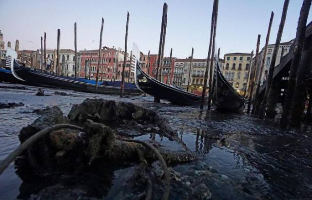 Venice Shows Its Ugly Side As Water Level Drops
