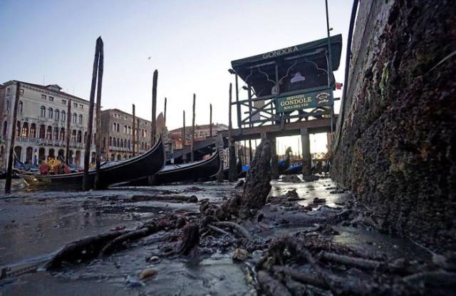 Venice Shows Its Ugly Side As Water Level Drops